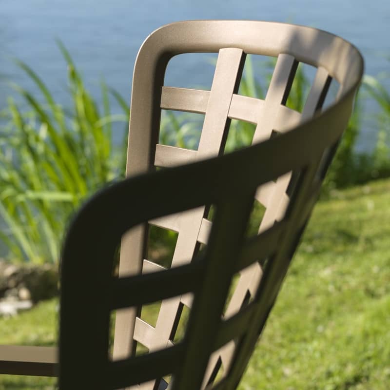 Detailansicht der R&uuml;ckenlehne eines Outdoor-Sessels, der sich durch vertikale und horizontale Verstrebungen auszeichnet